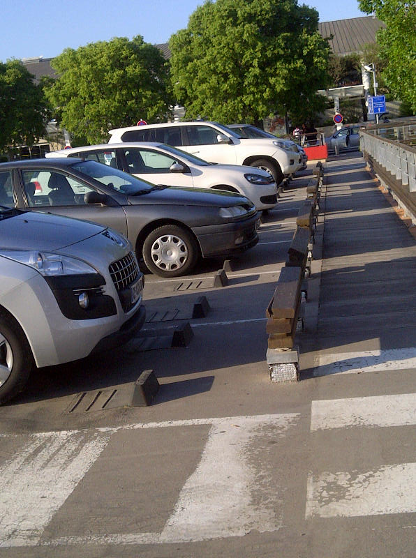 Image d'une butée de parking caoutchouc pour protéger les parechocs des véhicules