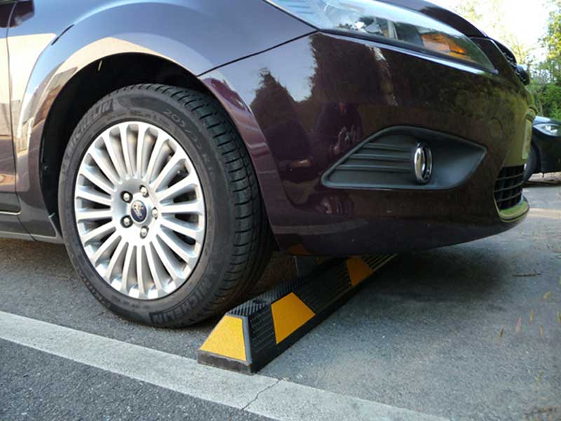 Bute roues pour empêcher le véhicule d'avancer sur une place de parking